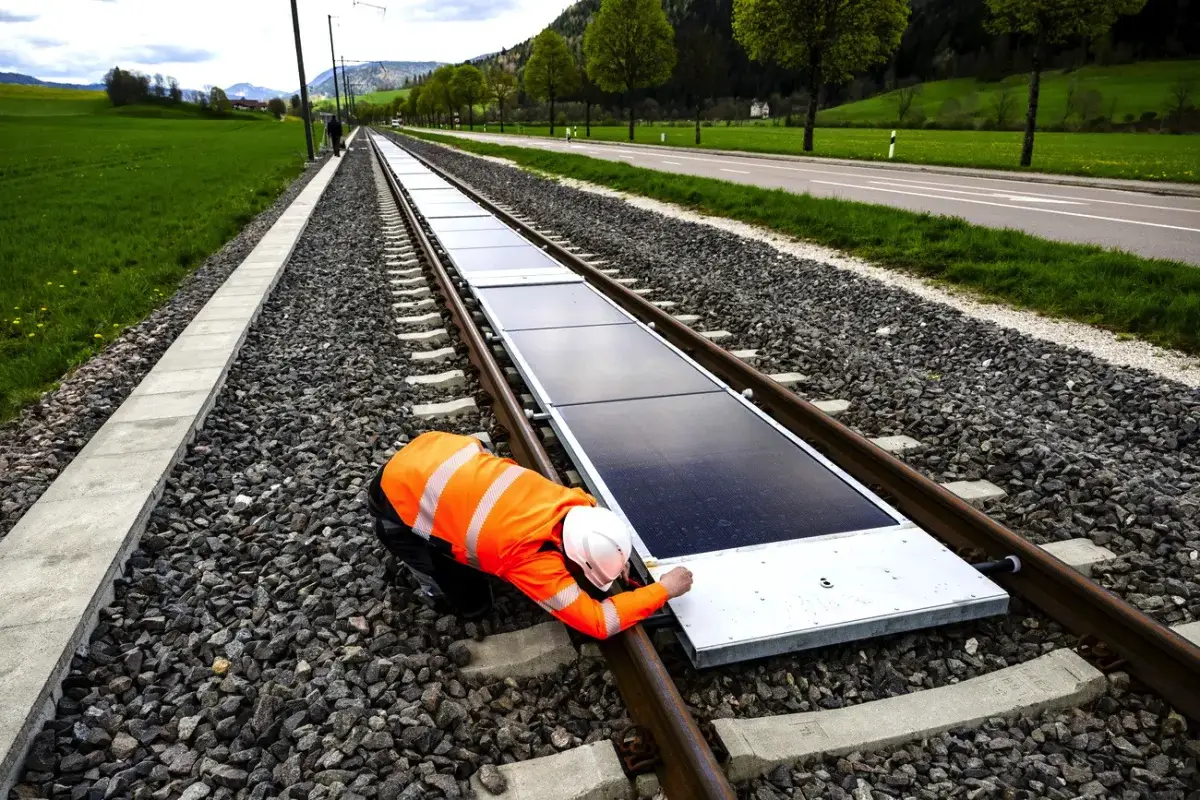 Schweiz tester solpaneler direkte mellem togene – det er ret smart