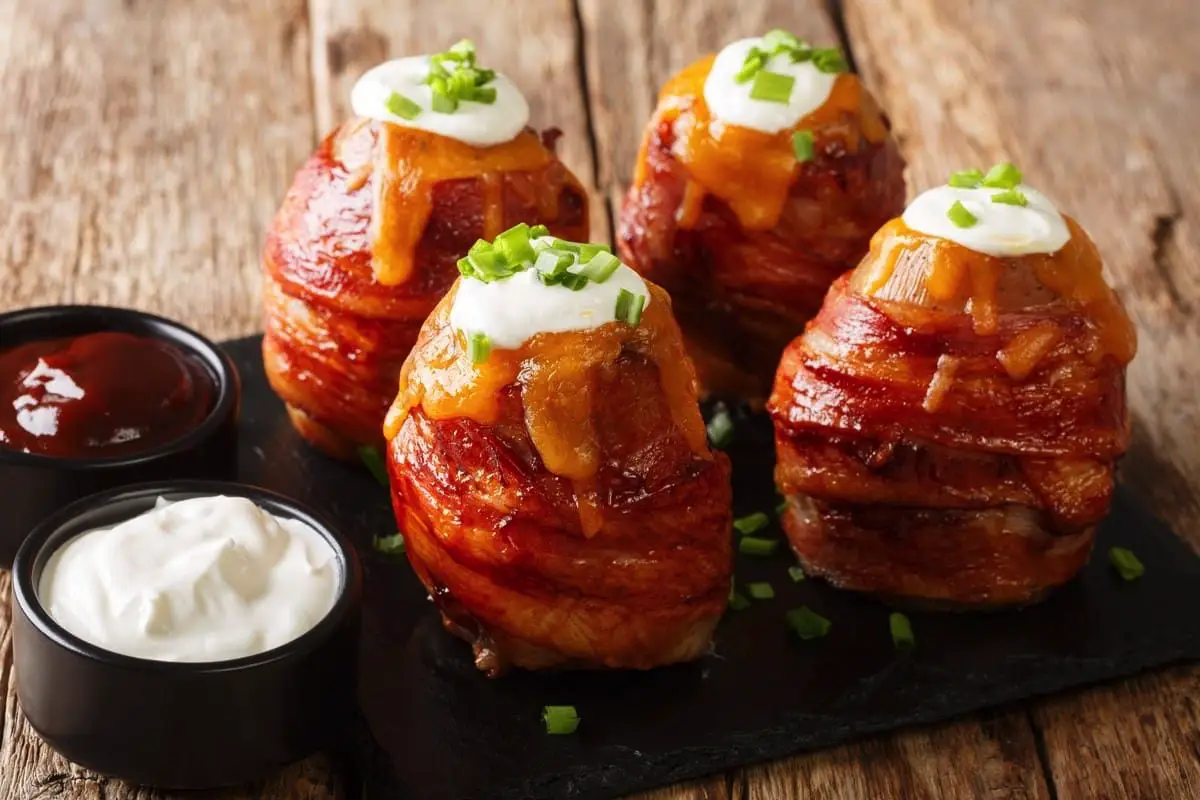 Fyldte champignoner med oksekød, mozzarella og bacon – perfekte til grillen
