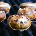 Fyldte champignoner med oksekød, mozzarella og bacon – perfekte til grillen
