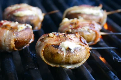 Fyldte champignoner med oksekød, mozzarella og bacon – perfekte til grillen