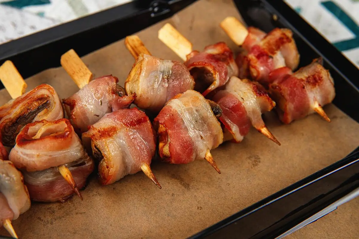 Fyldte champignoner med oksekød, mozzarella og bacon – perfekte til grillen