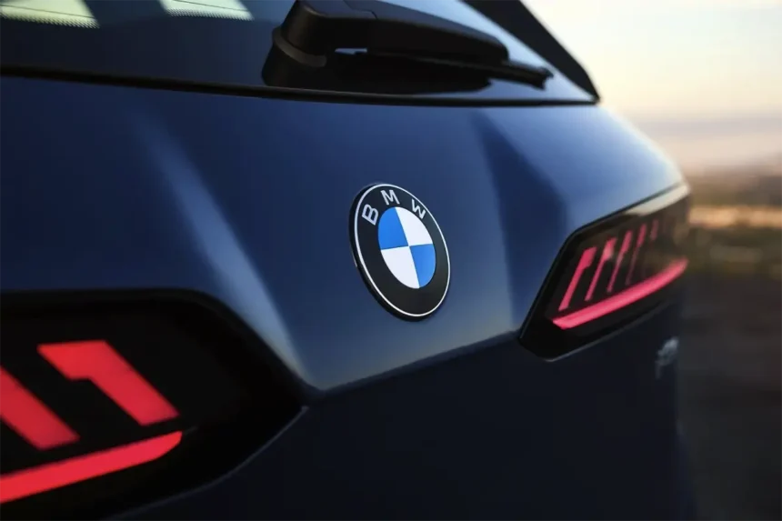 BMW har skabt en elbil med 1.700 solceller, der producerer sin egen energi