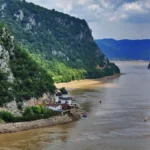 Donau er så lav, at sandbanker nu forbinder to lande