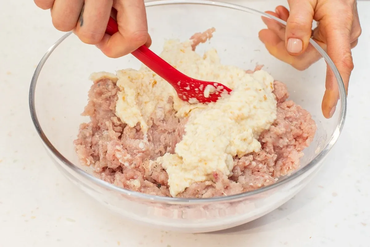 Saftige kyllingfrikadeller med ost – nem aftensmad med sprød overflade