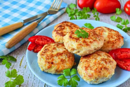 Saftige kyllingfrikadeller med ost – nem aftensmad med sprød overflade