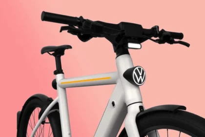 Volkswagen viser elcykel med radar, kamera og jagerpilot-briller