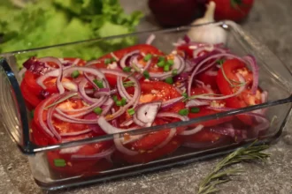 Tomater med peberfrugt på en time: En frisk snack til kød