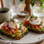 Dansk morgenmad med et twist: Smørrebrød med avocado, laks og æg