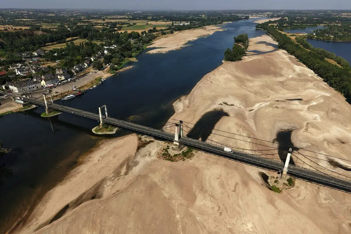 Donau er så lav, at sandbanker nu forbinder to lande