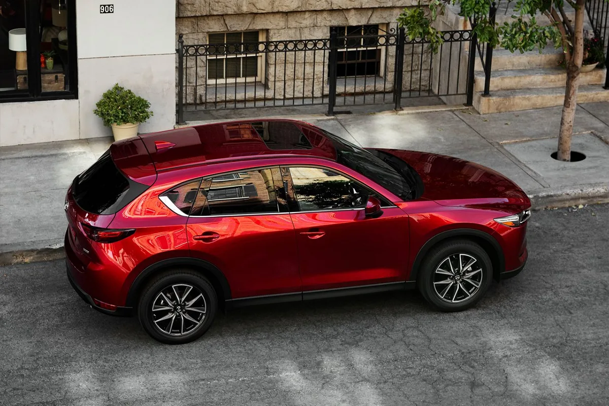 Toyota RAV4 og Mazda CX-5: Hvilken hybrid-SUV'er bedst?
